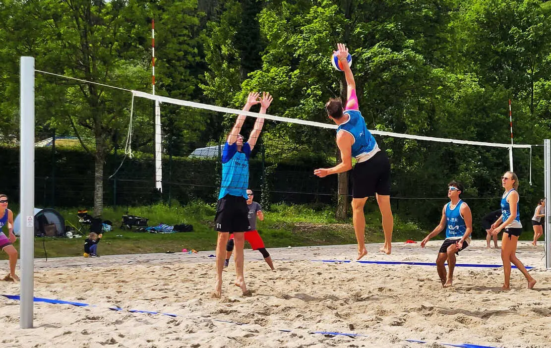 Die Beachvolleyballsaison hat wieder begonnen Auf den neuen Beachvolleyballplätzen am Aumattstadion treffen sich die Volleyballer aus Baden-Baden und Umgebung und danah geht`s in den Biergarten!